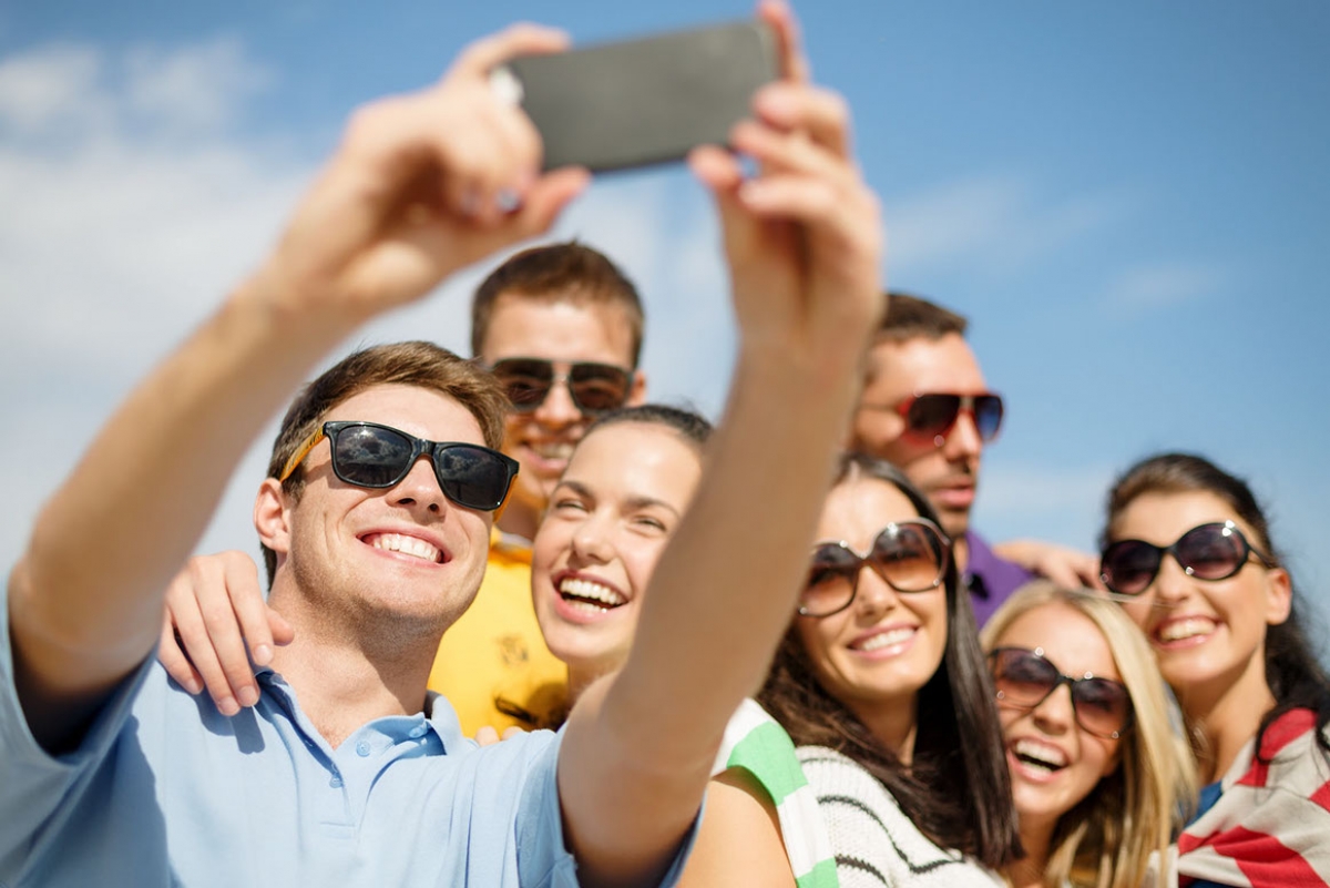 &Eta; "selfie generation" &kappa;&alpha;&iota; &omicron;&iota; &nu;έ&epsilon;&sigmaf; &tau;ά&sigma;&epsilon;&iota;&sigmaf; &sigma;&tau;&eta;&nu; &Pi;&lambda;&alpha;&sigma;&tau;&iota;&kappa;ή &Alpha;&iota;&sigma;&theta;&eta;&tau;&iota;&kappa;ή &Chi;&epsilon;&iota;&rho;&omicron;&upsilon;&rho;&gamma;&iota;&kappa;ή &gamma;&iota;&alpha; &tau;&omicron; 2018